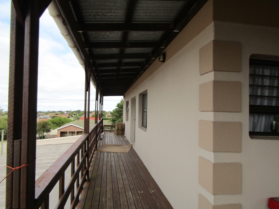 8 Bedroom Property for Sale in Wavecrest Eastern Cape